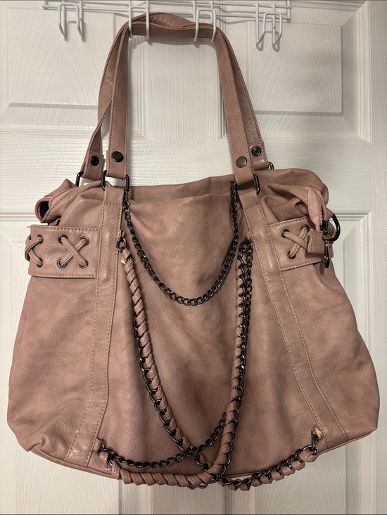 Unknown Handbags - Spacious Shoulder Bag in Dusty Blush with Chain Detail